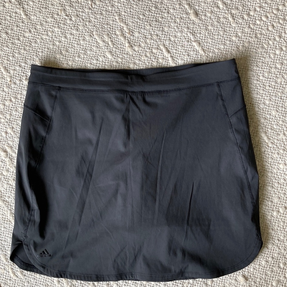 Adidas women’s sports skirt w/ Built in shorts size 10 Black